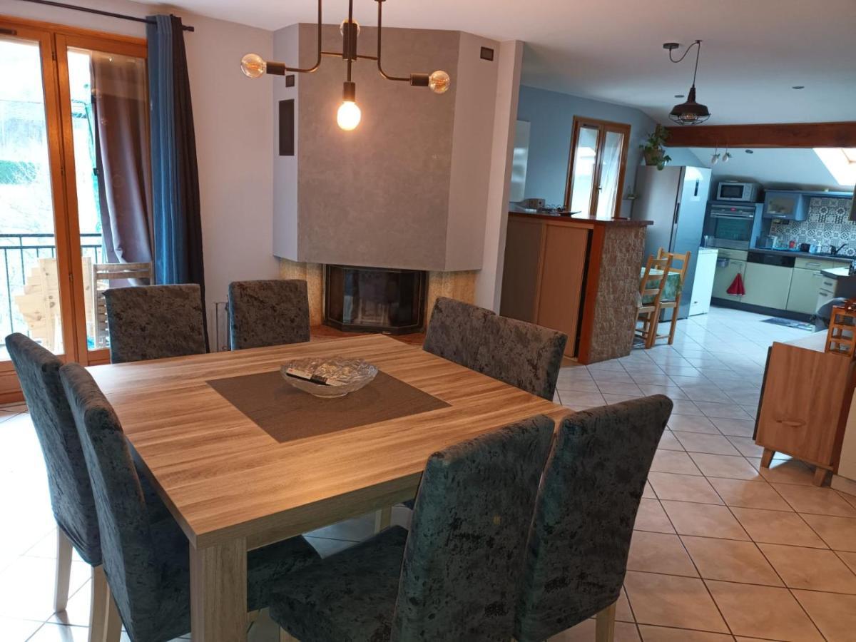 Au Pied Des Montagnes. Appartement Saint-Jean-de-Maurienne Buitenkant foto